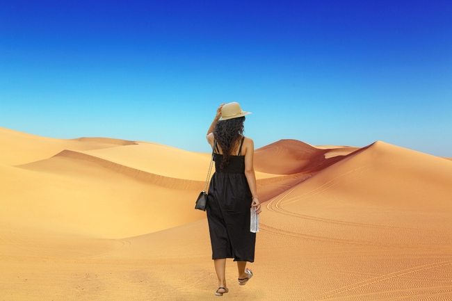 黄色沙漠旅行美女背影图片
