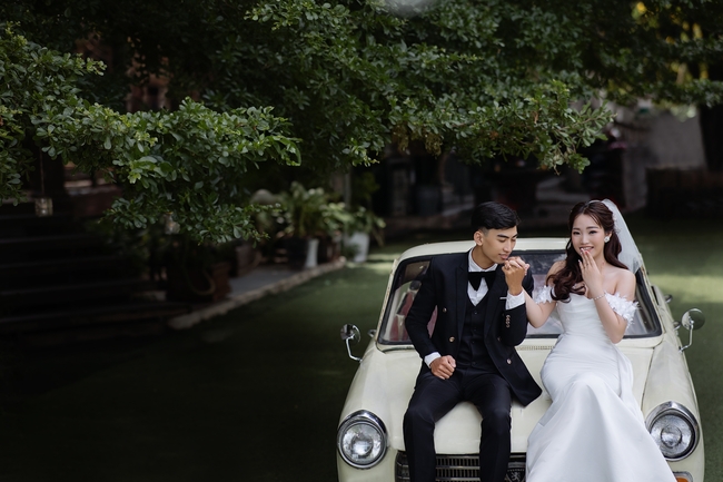 亚洲年轻小情侣婚纱写真摄影图片