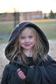 穿着黑色带帽斗篷的小女孩图片