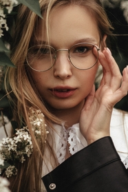 欧美戴金丝边眼镜的美女图片