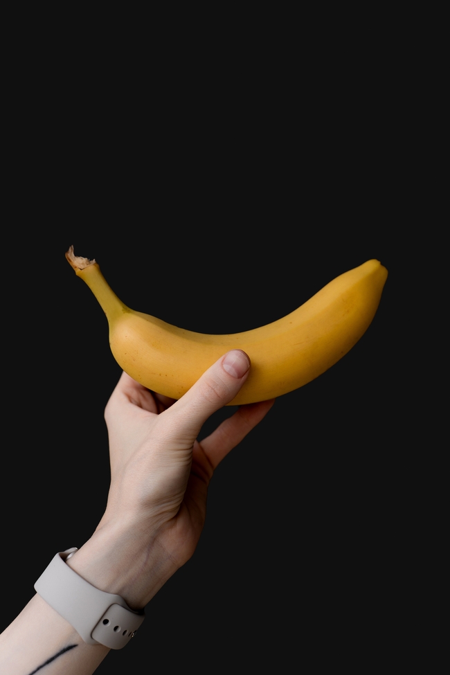 手持黄色香蕉手势摄影图片