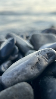 海边黑色鹅卵石微距特写摄影图片