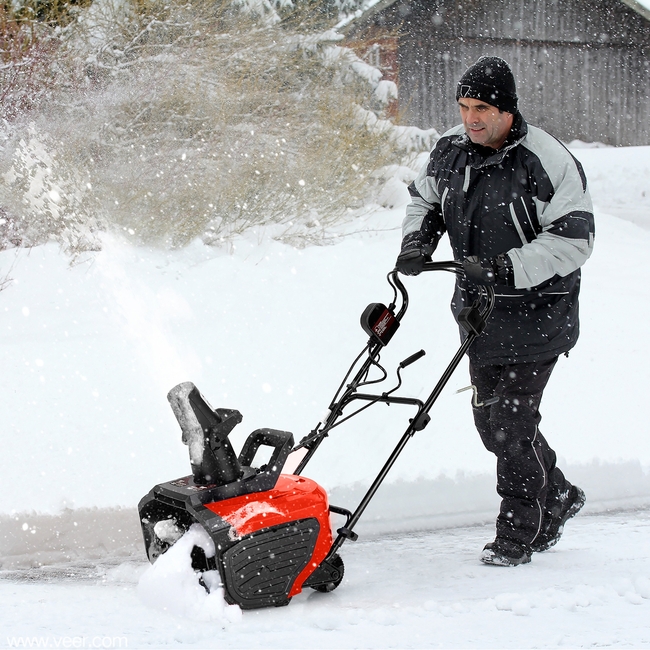 冬季男人雪地扫雪机铲雪图片