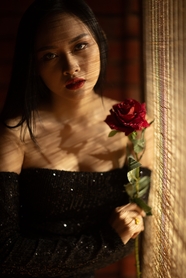 手持红玫瑰的性感亚洲美女图片