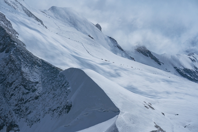 冬季阿尔卑斯山雪域山脉风景摄影图片