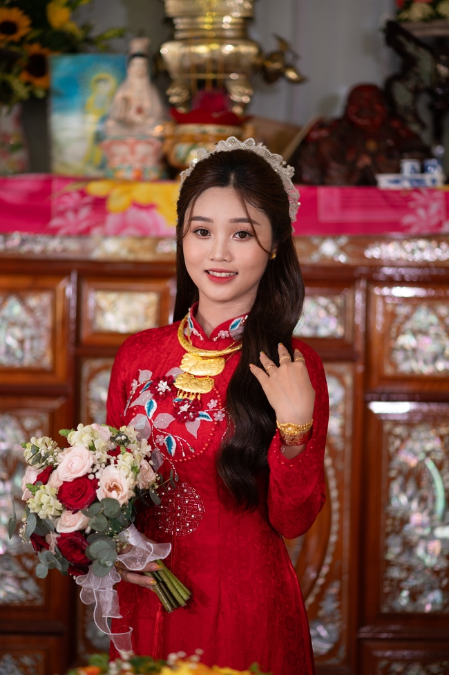 越南传统红色奥黛新娘美女图片