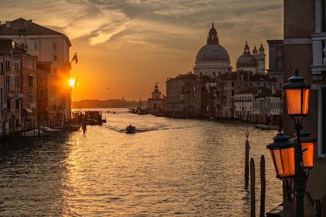 日暮黄昏威尼斯水上城市运河景观摄影图片
