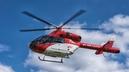 蓝色天空红白相间的直升机图片