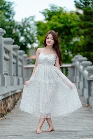 亚洲穿着白色连衣裙的年轻美女图片