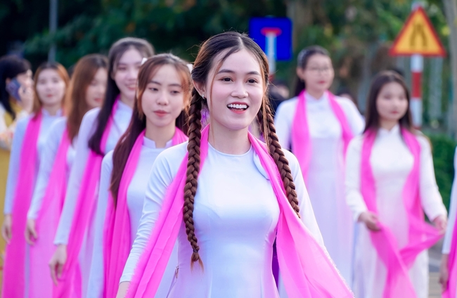 越南穿着白色奥黛服饰的大学生图片