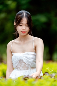 亚洲白色露肩装性感美女图片