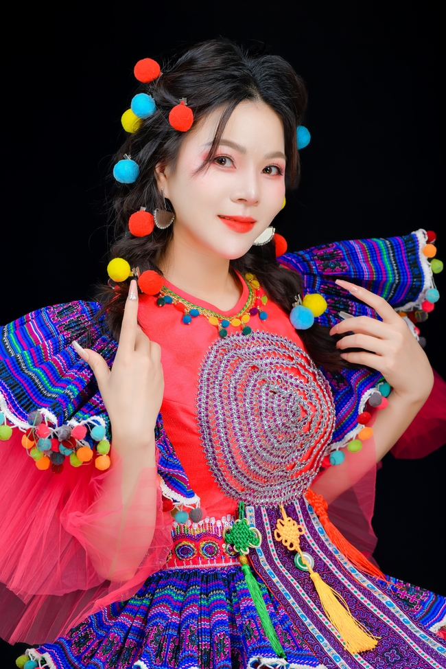 身穿传统服饰的可爱亚洲美女图片