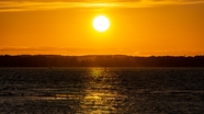 黄昏海平面缓缓落下的夕阳图片