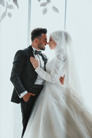 穆斯林新婚恋人室内婚纱照写真图片