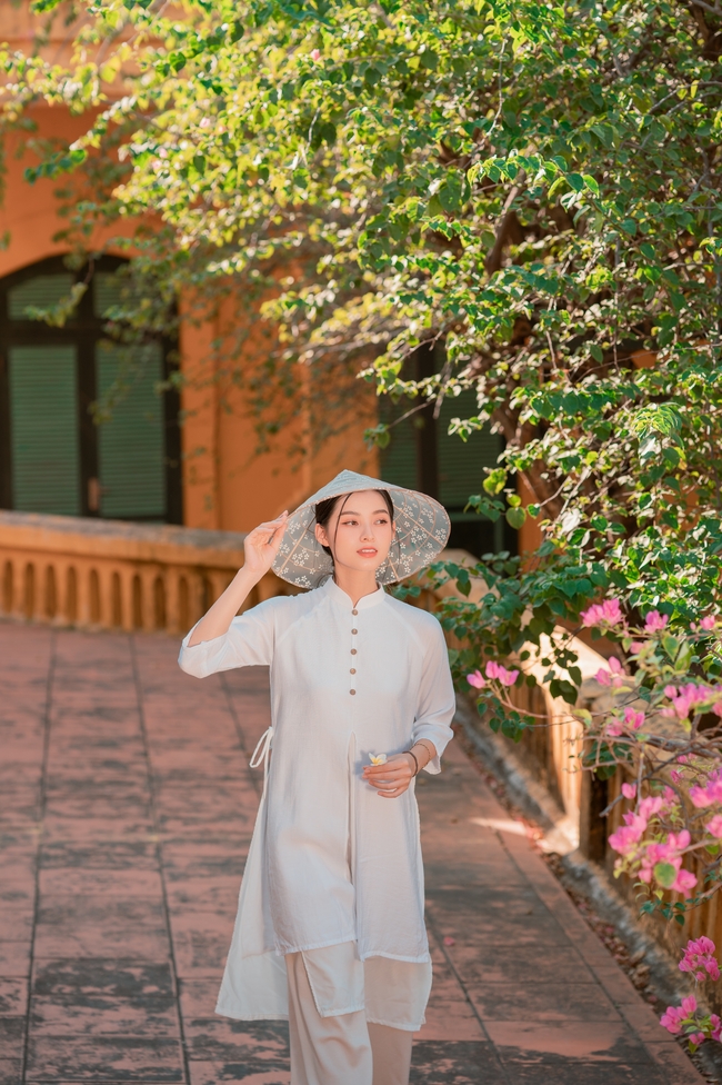 白色飘逸越南传统服饰美女写真图片