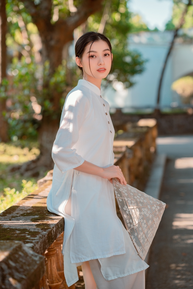 越南时尚白色奥黛服饰美女写真图片