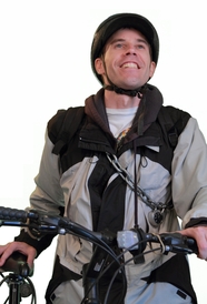 推着自行车戴安全帽的帅哥图片