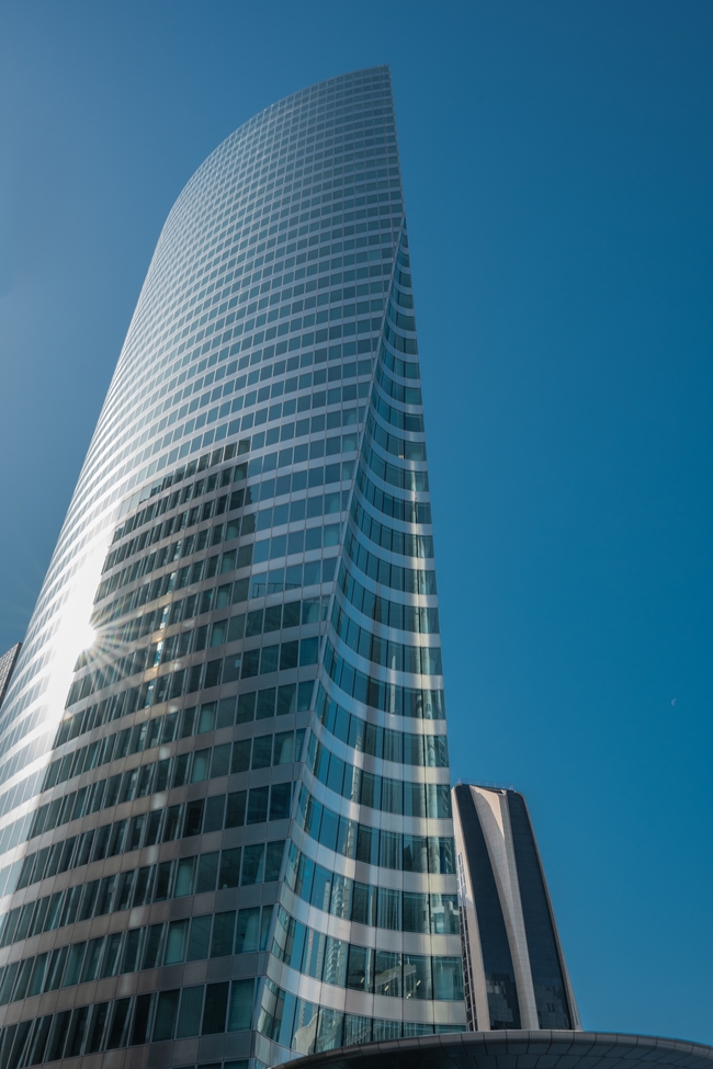 现代摩天大楼正面结构摄影图片