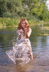 夏日水中嬉戏的欧美美女图片