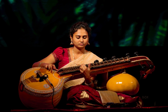 弹奏传统乐器的印度美女图片