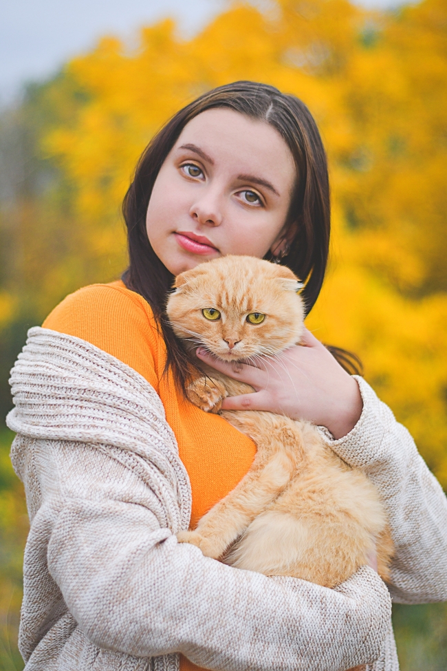 秋天户外抱着小萌猫的美女图片
