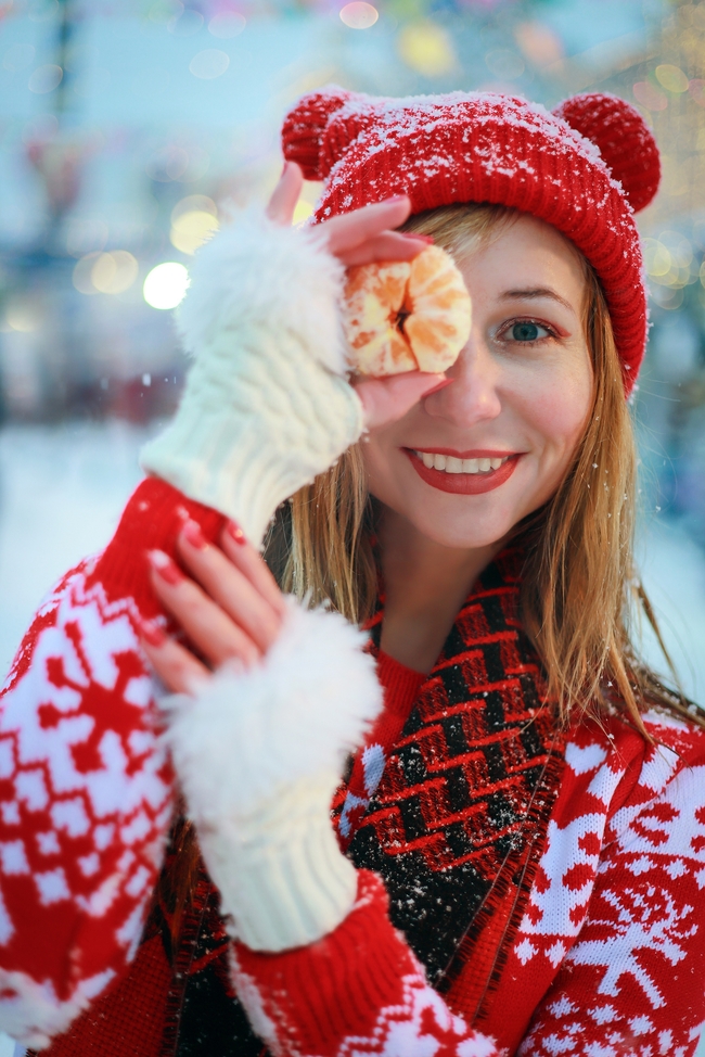 冬季下雪天美女手持橘子俏皮写真图片