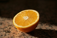 切开的半个鲜橙摄影图片