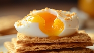 水煮蛋未煮熟的蛋黄摄影图片