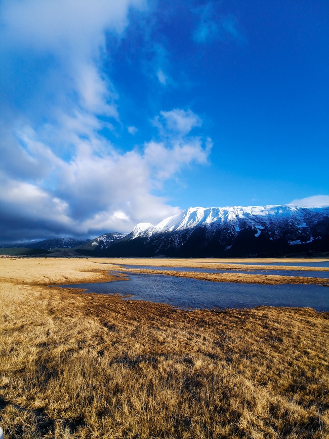 蓝色天空丘陵雪域高山风景摄影图片