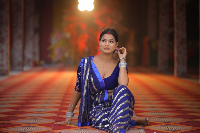 尼泊尔传统服饰美女图片