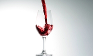 一个透明高脚杯中盛满葡萄酒图片
