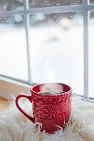冬季窗台一杯热饮摄影图片