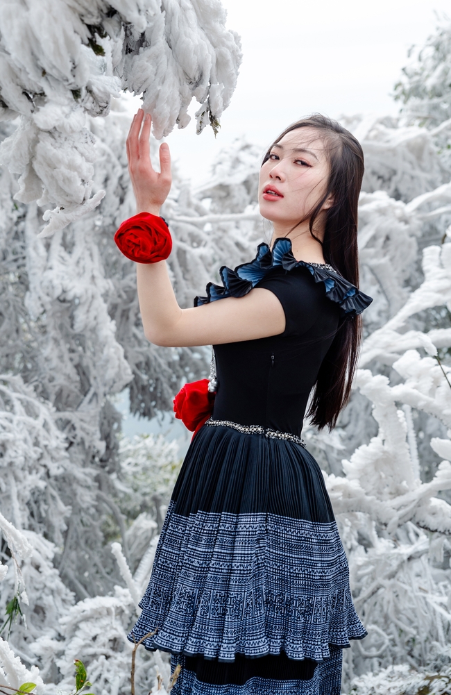 冬季冰雪世界传统服饰美女图片