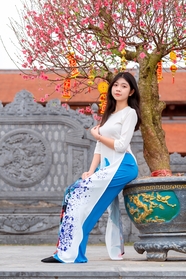 春节寺庙门口白色奥黛美女写真图片