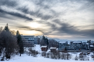 冬季乌云密布建筑雪景摄影图片