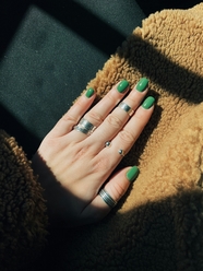 绿色长指甲光疗美甲摄影图片