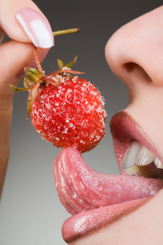 口含草莓美女图片下载
