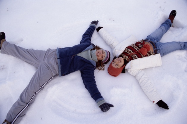 躺在雪地上的女孩图片下载