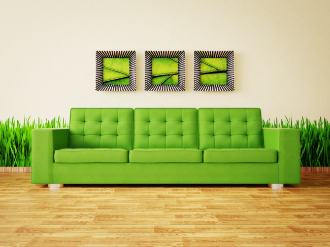 绿色沙发与照片墙图片
