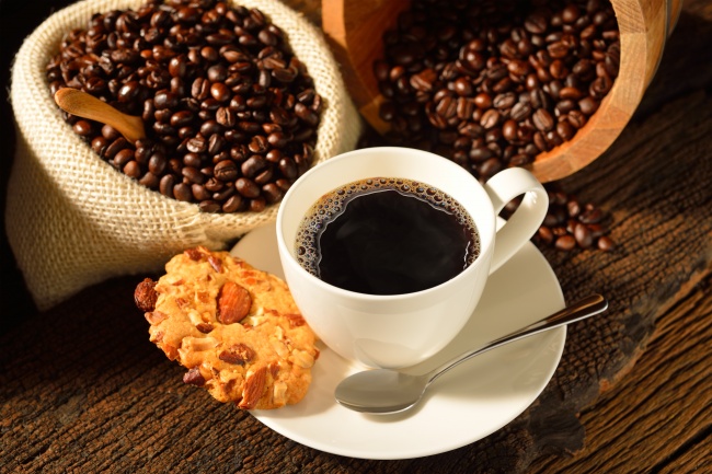 咖啡豆与杏仁饼咖啡图片