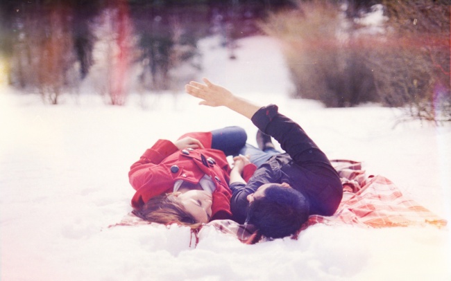 雪地情侣图片