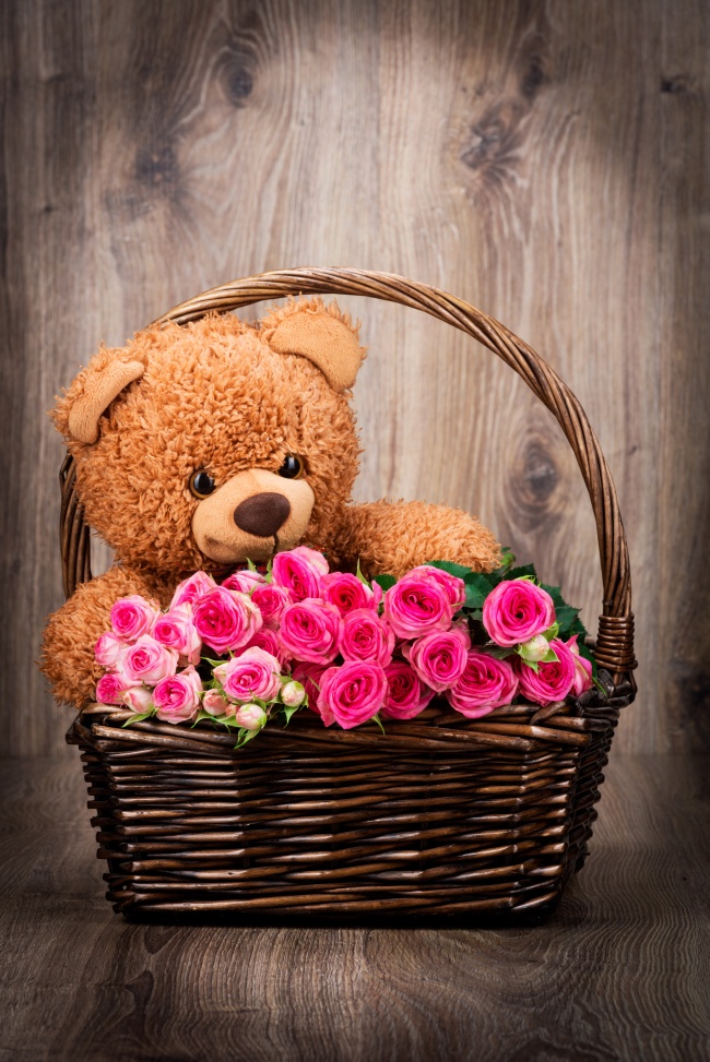 花篮里的泰迪熊和鲜花图片