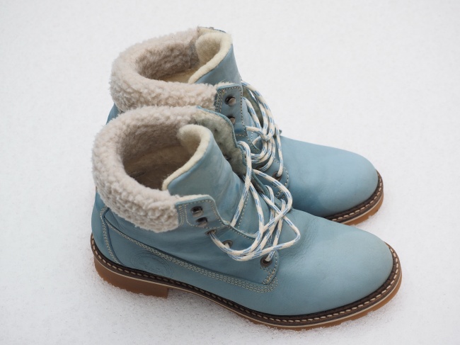 冬季雪地靴图片