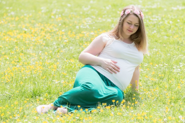 草地美女孕妇图片