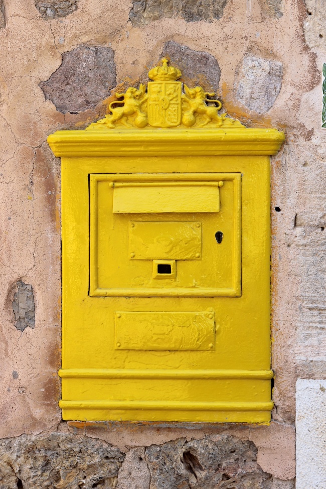 黄色铜质信箱图片