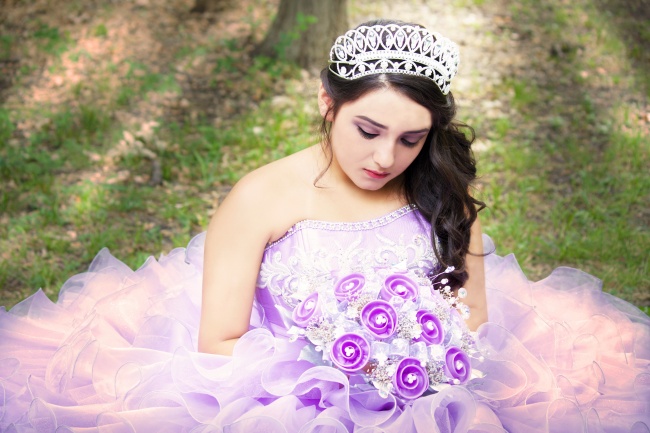 紫色婚纱美女图片