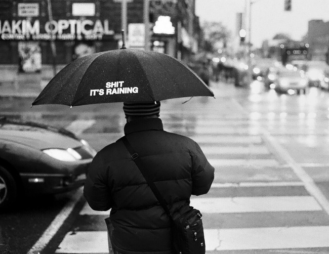 下雨天撑伞黑白图片
