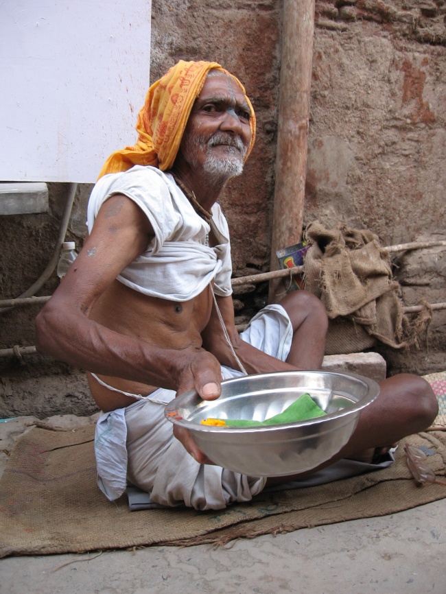 街头乞讨的印度老人