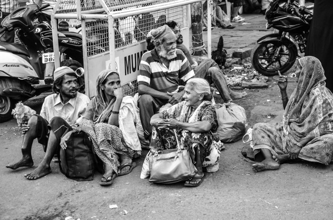 贫困难民黑白摄影图片