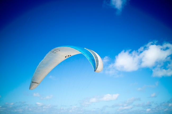 蓝天下降落伞图片